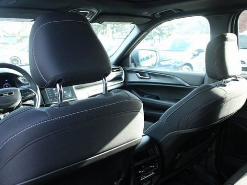 Used 2024 Jeep Grand Cherokee Laredo image 34