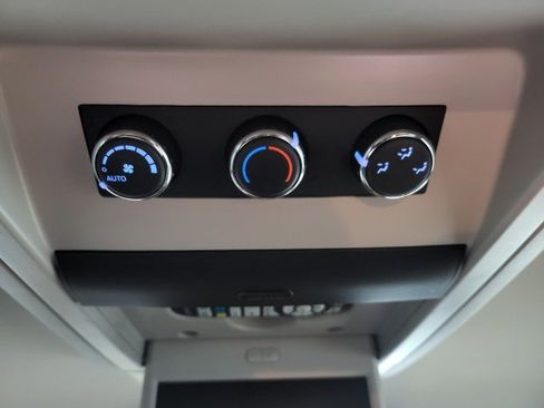 Used 2013 Chrysler Town & Country Touring-L w/ Driver Convenience Group image 12