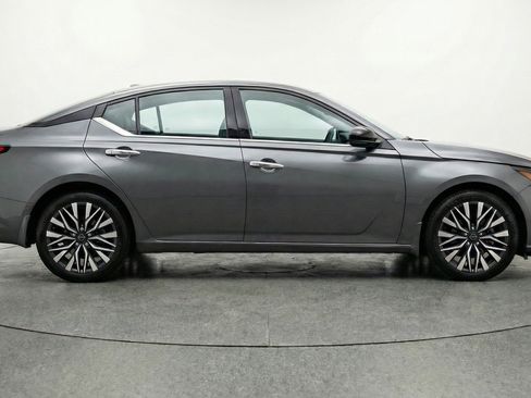 Used 2025 Nissan Altima 2.5 SV FWD image 11