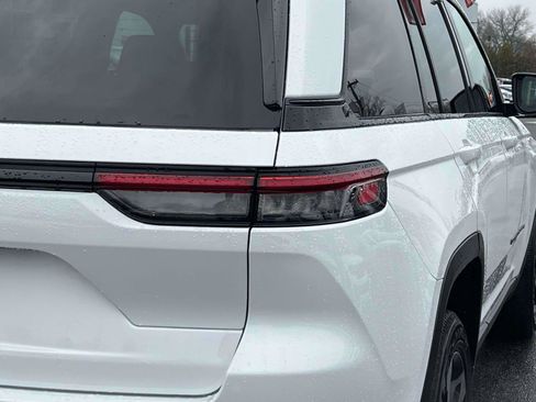 Used 2025 Jeep Grand Cherokee Altitude image 8