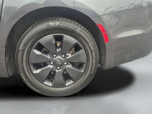 Used 2020 Chrysler Pacifica Limited w/ Advanced Safetytec Group FWD image 31