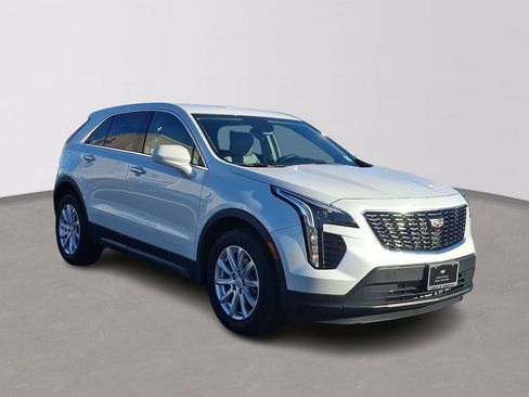 Certified 2022 Cadillac XT4 Luxury w/ Cold Weather Package image 3