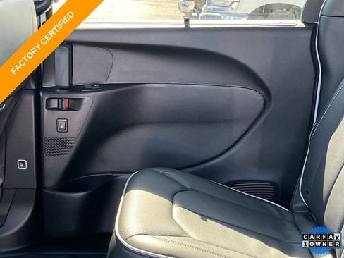 Certified 2025 Chrysler Pacifica Limited FWD image 21