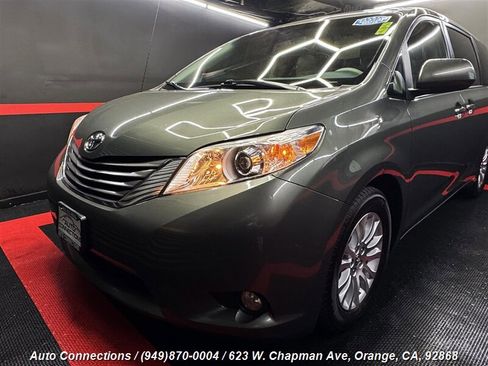 Used 2013 Toyota Sienna XLE image 38