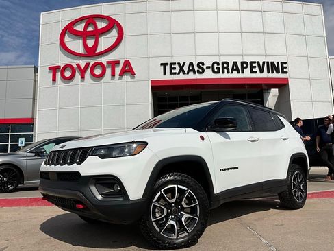 Used 2025 Jeep Compass Trailhawk image 2