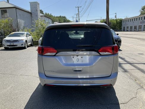 Used 2017 Chrysler Pacifica Touring-L FWD image 6