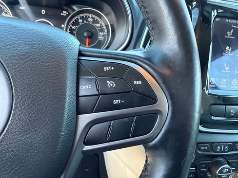 Used 2020 Jeep Cherokee Limited w/ Luxury Group FWD image 31