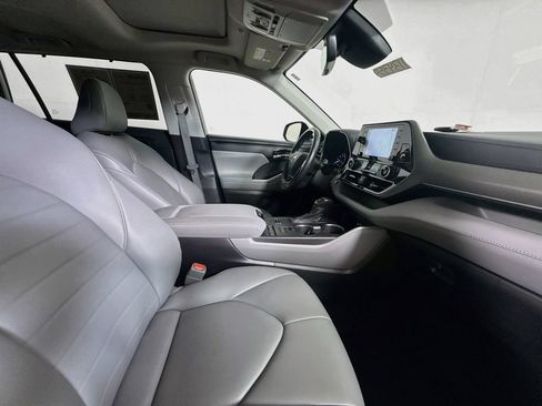 Used 2021 Toyota Highlander XLE FWD image 30