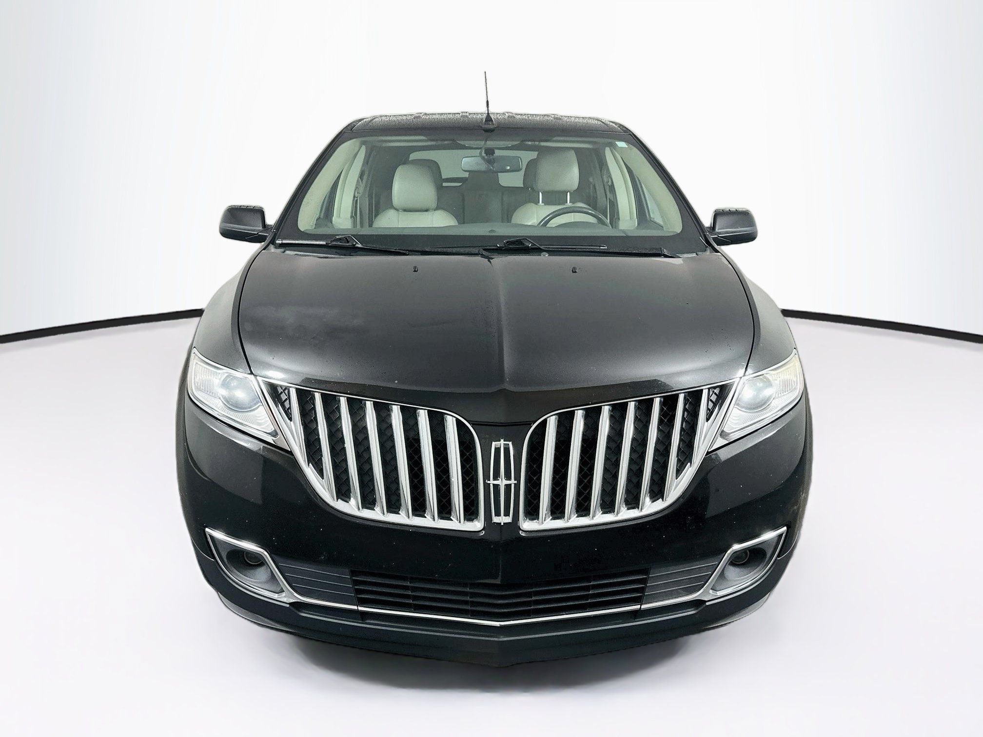Used 2013 Lincoln MKX FWD image 2