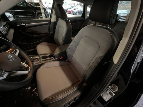 Used 2025 Volkswagen Jetta SE image 36