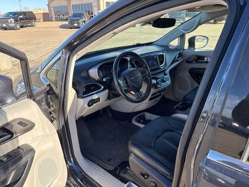 Used 2020 Chrysler Pacifica Touring-L image 19