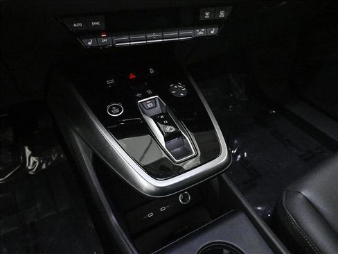 Used 2024 Audi Q4 e-tron Prestige image 12