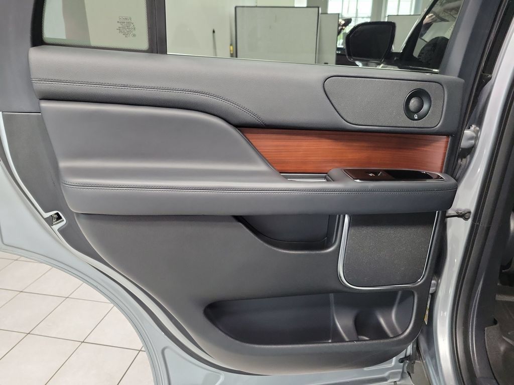 Used 2022 Lincoln Navigator Reserve AWD/4WD image 32