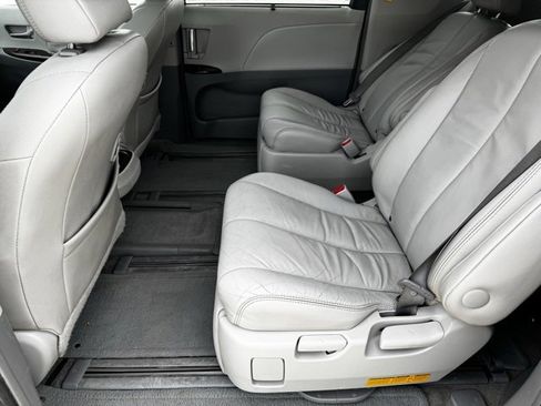 Used 2013 Toyota Sienna XLE image 7