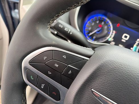 Used 2023 Chrysler Pacifica Touring-L image 23