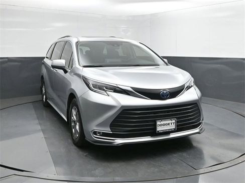 Used 2022 Toyota Sienna XLE image 22