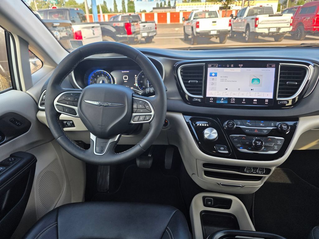 Used 2024 Chrysler Pacifica Touring-L FWD image 11