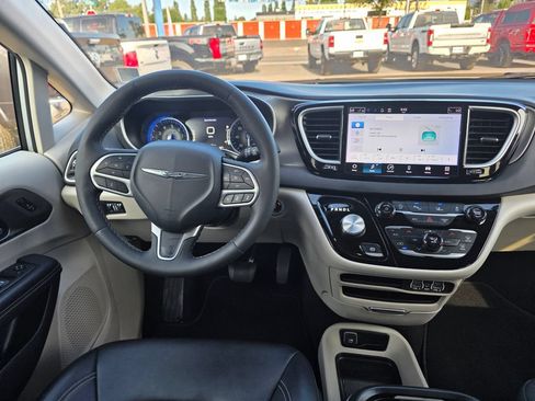 Used 2024 Chrysler Pacifica Touring-L FWD image 11