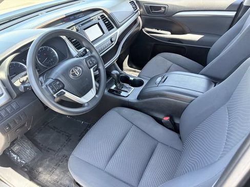 Used 2019 Toyota Highlander LE FWD image 19