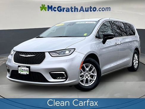 Used 2024 Chrysler Pacifica Touring-L FWD image 3