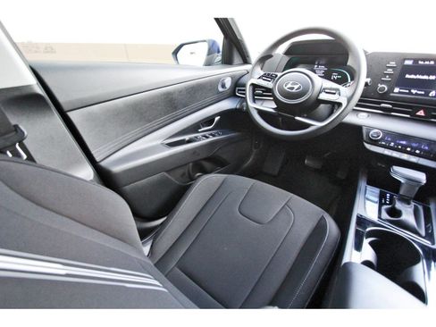 Used 2025 Hyundai Elantra Hybrid FWD image 11
