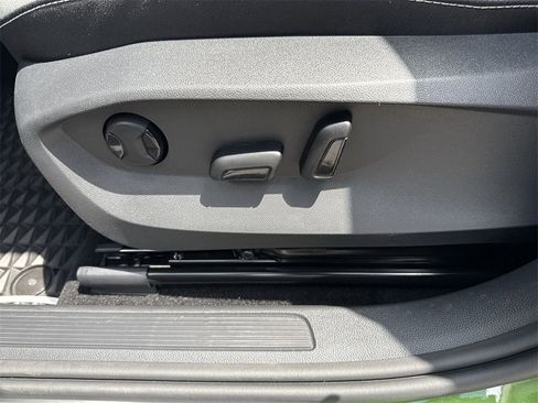 New 2025 Volkswagen Taos SE image 10