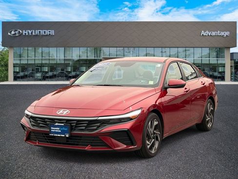 Certified 2025 Hyundai Elantra Limited FWD image 4