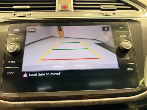Used 2018 Volkswagen Tiguan SE w/ Panoramic Sunroof Package AWD/4WD image 16