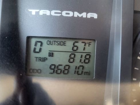 Used 2017 Toyota Tacoma SR image 30