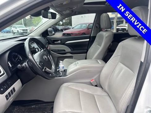 Used 2017 Toyota Highlander XLE AWD/4WD image 14