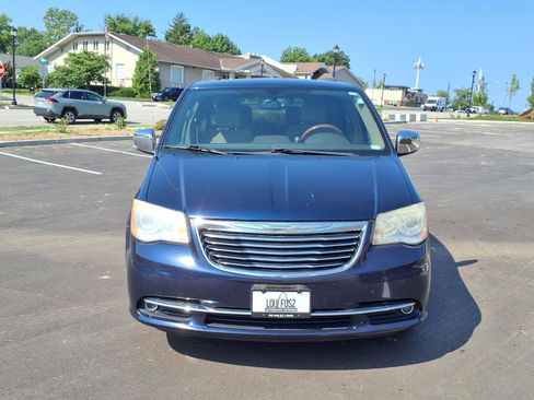 Used 2014 Chrysler Town & Country Limited w/ Luxury Group FWD image 34