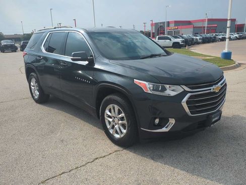 Used 2020 Chevrolet Traverse LT FWD image 2