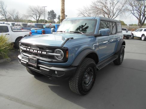 New 2025 Ford Bronco Outer Banks w/ Sasquatch Package image 1