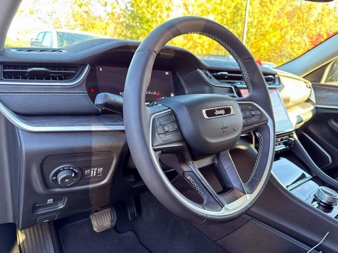 Used 2023 Jeep Grand Cherokee Limited image 9