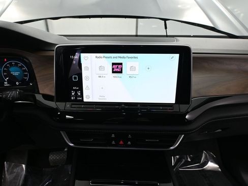 Used 2025 Volkswagen Atlas SE image 31