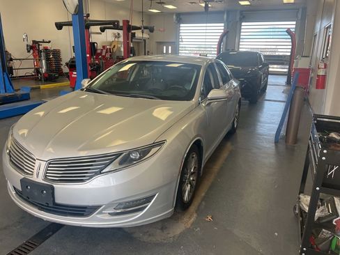 Used 2013 Lincoln MKZ FWD image 1