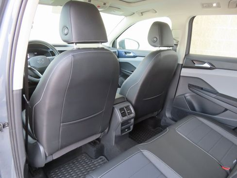 Used 2023 Volkswagen Taos SE w/ Panoramic Sunroof Package image 32