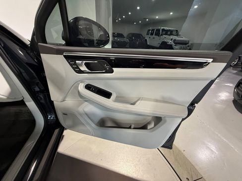 Used 2021 Porsche Macan AWD/4WD image 24