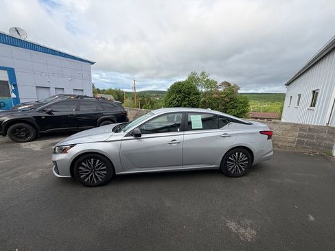 Used 2024 Nissan Altima 2.5 SV FWD image 2