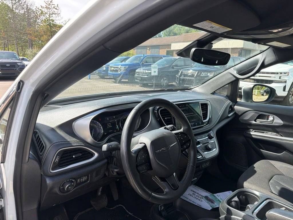 Used 2023 Chrysler Pacifica Touring FWD image 13