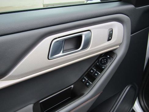 Used 2025 Ford Explorer Active image 18