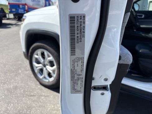 Certified 2025 Jeep Compass Latitude image 35