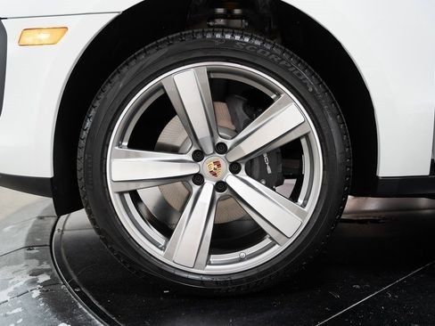 Used 2024 Porsche Macan image 15