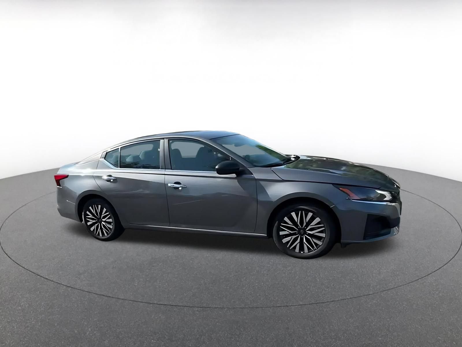 Used 2025 Nissan Altima 2.5 SV FWD image 2