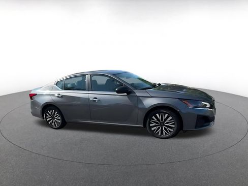 Used 2025 Nissan Altima 2.5 SV FWD image 2