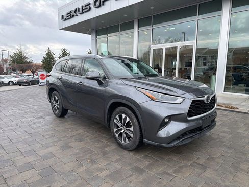 Used 2021 Toyota Highlander XLE image 3