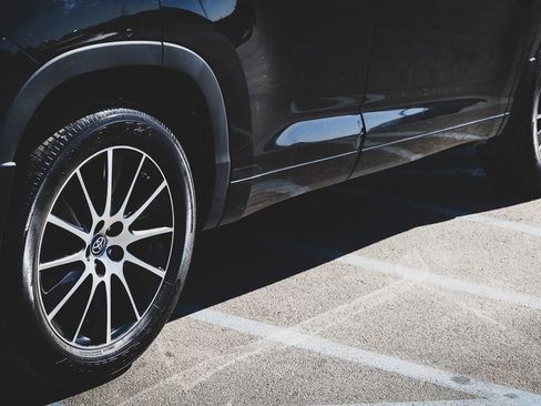 Used 2018 Toyota Highlander SE w/ Carpet Mat Package (TMS) image 9