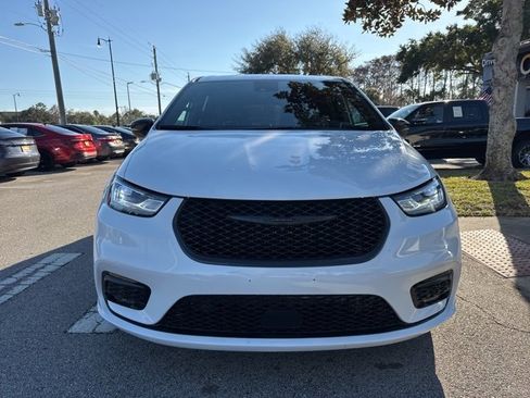 Used 2024 Chrysler Pacifica Select image 3