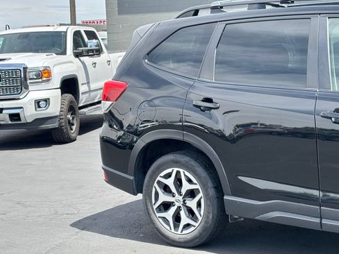 Used 2021 Subaru Forester Premium AWD/4WD image 3