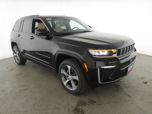 New 2026 Jeep Grand Cherokee Limited RWD image 2